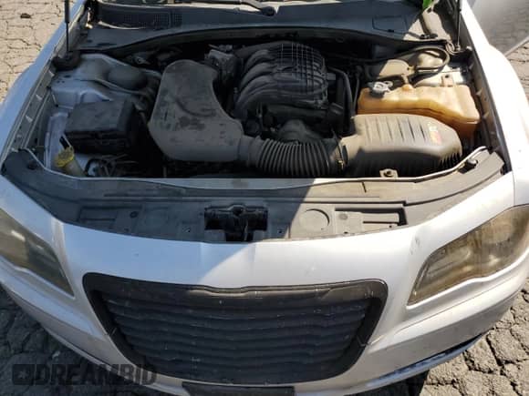 2012 Chrysler 300 S z VIN 2C3CCABG3CH115541, wystawiony jako Copart lot #72659934 z przebiegiem 159 213 mil mil oraz Czysty tytuł • Clean title. Historia ofert i sprzedaży dostępna na DreamBid. Obrazek 11.