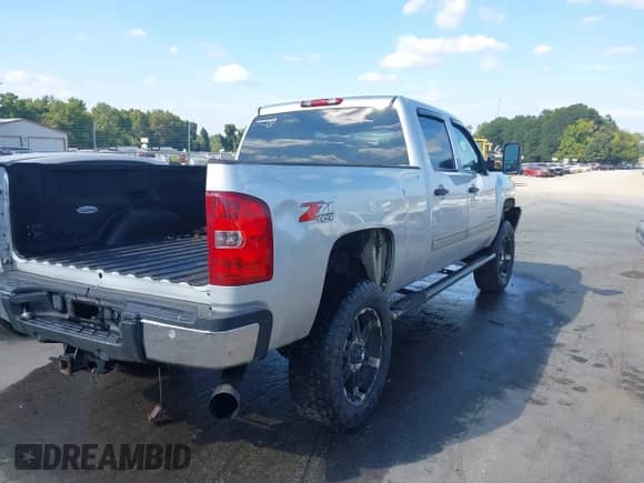 2011 Chevrolet Silverado 2500HD LT z VIN 1GC1KXC80BF125508, wystawiony jako IAAI lot #43251420 z przebiegiem 192 140 mil mil oraz . Historia ofert i sprzedaży dostępna na DreamBid. Obrazek 4.