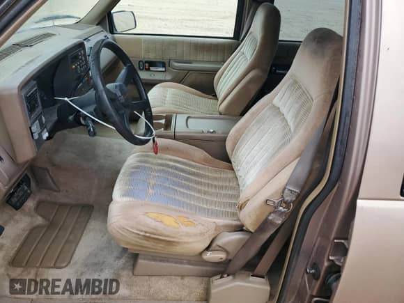 1994 Chevrolet Suburban with VIN 1GNEC16K9RJ358692, listed as a Copart auction lot 43223375 with 255,948 mi miles and Salvage title. Bid and sale history available at DreamBid. Image 7.