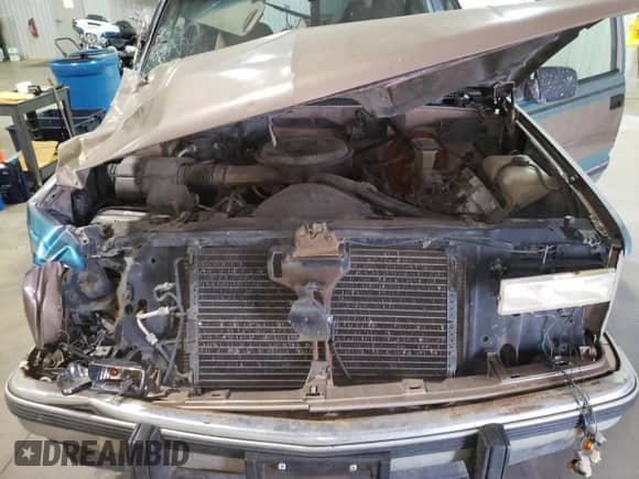1994 Chevrolet Suburban with VIN 1GNEC16KXRJ364243, listed as a Copart auction lot 56009372 with 315,629 mi miles and Salvage title. Bid and sale history available at DreamBid. Image 7.