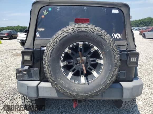 2007 Jeep Wrangler Sahara z VIN 1J4FA54157L212192, wystawiony jako Copart lot #63062135 z przebiegiem 146 048 mil mil oraz Szkoda całkowita • Salvage title. Historia ofert i sprzedaży dostępna na DreamBid. Obrazek 6.