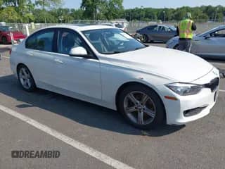 2013 BMW 3 Series 320i xDrive z VIN WBA3C3C58DF983054, wystawiony jako IAAI lot #42803767 z przebiegiem 126 305 mil mil oraz . Historia ofert i sprzedaży dostępna na DreamBid. Obrazek 1.