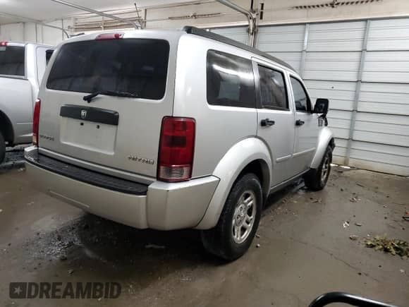 2009 Dodge Nitro SE z VIN 1D8GT28K69W527432, wystawiony jako Copart lot #72401114 z przebiegiem 108 070 mil mil oraz Szkoda całkowita • Salvage title. Historia ofert i sprzedaży dostępna na DreamBid. Obrazek 3.