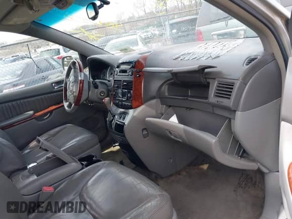 2005 Toyota Sienna XLE z VIN 5TDBA22C25S029481, wystawiony jako IAAI lot #41970856 z przebiegiem Nie podano mil oraz . Historia ofert i sprzedaży dostępna na DreamBid. Obrazek 5.