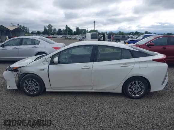 2018 Toyota Prius Plus z VIN JTDKARFP9J3095575, wystawiony jako IAAI lot #42408526 z przebiegiem 166 914 mil mil oraz . Historia ofert i sprzedaży dostępna na DreamBid. Obrazek 14.
