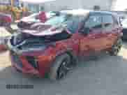 2022 Chevrolet TrailBlazer RS z VIN KL79MTSL3NB138385, wystawiony jako IAAI lot #43133957 z przebiegiem 80 257 mil mil oraz . Historia ofert i sprzedaży dostępna na DreamBid. Obrazek 2.