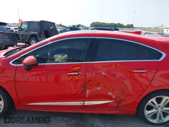 2018 Chevrolet Cruze Premier z VIN 3G1BF6SM9JS534983, wystawiony jako IAAI lot #40311915 z przebiegiem Nie podano mil oraz . Historia ofert i sprzedaży dostępna na DreamBid. Obrazek 14.