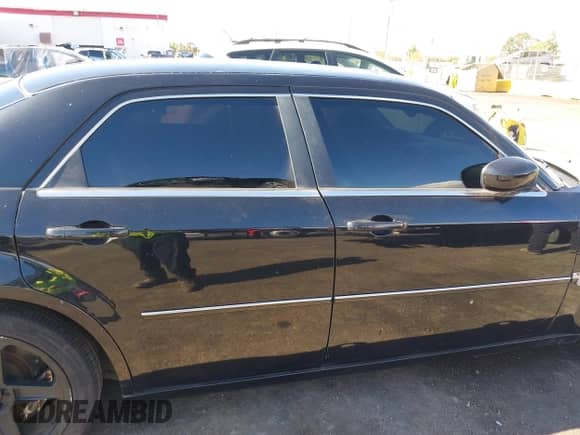 2006 Chrysler 300 C SRT-8 with VIN 2C3LA73W86H388896, listed as a IAAI auction lot 40599030 with 152,547 mi miles and . Bid and sale history available at DreamBid. Image 13.