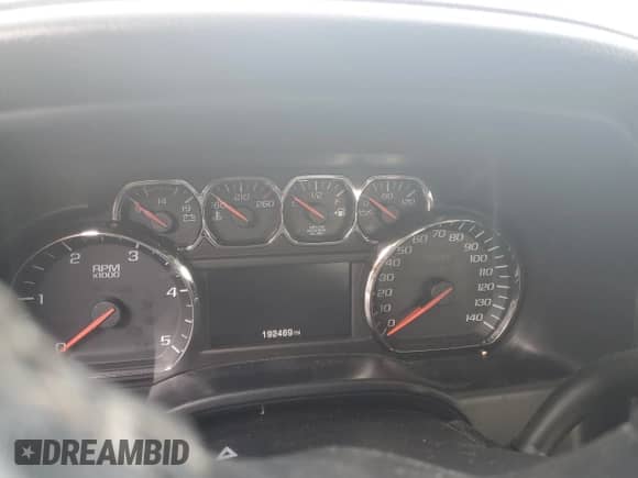 2015 Chevrolet Silverado 3500HD LTZ z VIN 1GC4K0E85FF172363, wystawiony jako Copart lot #63818154 z przebiegiem 192 469 mil mil oraz Szkoda całkowita • Salvage title. Historia ofert i sprzedaży dostępna na DreamBid. Obrazek 9.