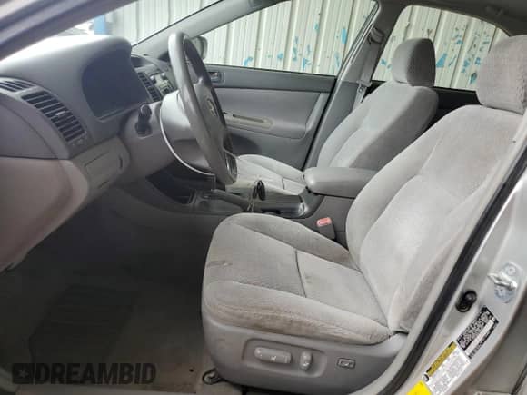 2004 Toyota Camry LE z VIN 4T1BF30KX4U569944, wystawiony jako Copart lot #81707915 z przebiegiem 246 068 mil mil oraz Szkoda całkowita • Salvage title. Historia ofert i sprzedaży dostępna na DreamBid. Obrazek 7.