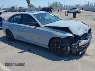 2025 BMW 3 Series M340i с VIN 3MW59FT00S8F00952, выставлен на аукционе IAAI как лот 43071013 с пробегом 5 064 миль миль и . История ставок и продаж доступна на DreamBid. Изображение 1.