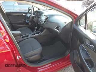 2017 Chevrolet Cruze LT z VIN 3G1BE6SM9HS591245, wystawiony jako IAAI lot #43397131 z przebiegiem 31 164 mil mil oraz . Historia ofert i sprzedaży dostępna na DreamBid. Obrazek 5.