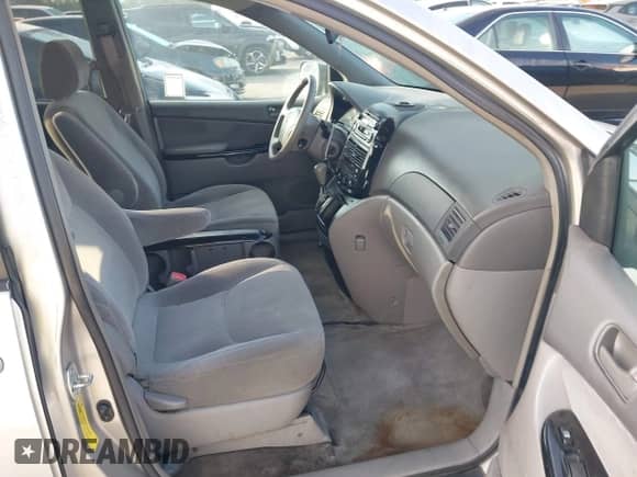 2005 Toyota Sienna CE z VIN 5TDZA23C35S362642, wystawiony jako IAAI lot #43497553 z przebiegiem 226 126 mil mil oraz . Historia ofert i sprzedaży dostępna na DreamBid. Obrazek 5.