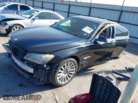 2012 BMW 7 Series 750Li xDrive z VIN WBAKC8C53CC435553, wystawiony jako IAAI lot #41852097 z przebiegiem 127 418 mil mil oraz . Historia ofert i sprzedaży dostępna na DreamBid. Obrazek 2.