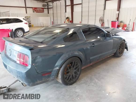 2007 Ford Mustang GT Deluxe z VIN 1ZVHT82H375269051, wystawiony jako IAAI lot #43065551 z przebiegiem 94 434 mil mil oraz . Historia ofert i sprzedaży dostępna na DreamBid. Obrazek 4.