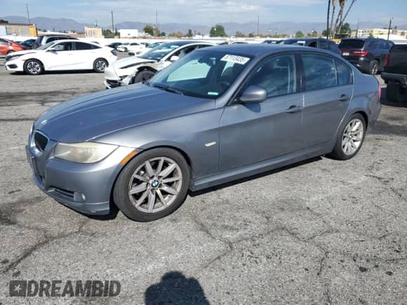 2009 BMW 3 Series 328i z VIN WBAPH57509NM33658, wystawiony jako Copart lot #87113435 z przebiegiem 103 491 mil mil oraz Szkoda całkowita • Salvage title. Historia ofert i sprzedaży dostępna na DreamBid. Obrazek 1.