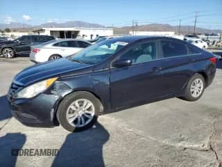 2013 Hyundai Sonata GLS z VIN 5NPEB4AC1DH571585, wystawiony jako Copart lot #81803445 z przebiegiem 129 317 mil mil oraz Czysty tytuł • Clean title. Historia ofert i sprzedaży dostępna na DreamBid. Obrazek 1.