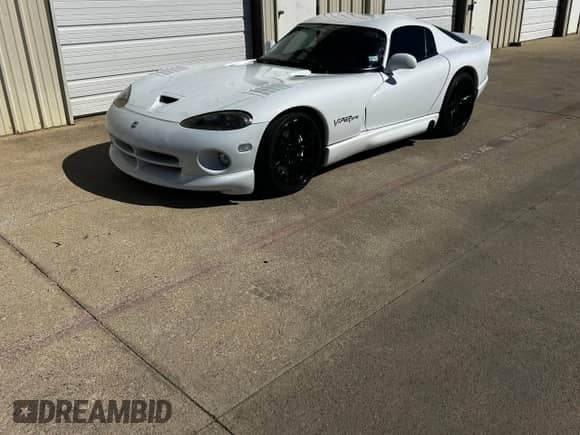 1998 Dodge Viper GTS with VIN 1B3ER69E9WV400794, listed as a Copart auction lot 77387894 with 82,471 mi miles and Clean title. Bid and sale history available at DreamBid. Image 2.