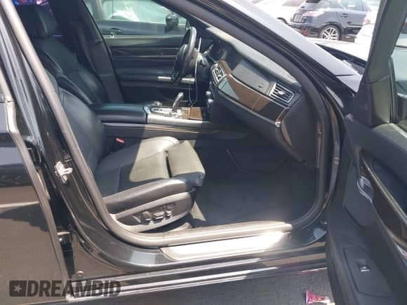 2012 BMW 7 Series 750Li xDrive с VIN WBAKC8C52CC435298, выставлен на аукционе IAAI как лот 42587250 с пробегом 153 391 миль миль и . История ставок и продаж доступна на DreamBid. Изображение 5.
