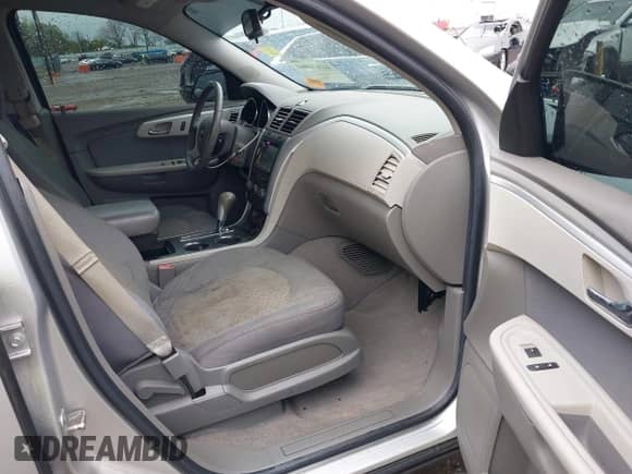 2011 Chevrolet Traverse LS z VIN 1GNKRFED9BJ389755, wystawiony jako IAAI lot #41974860 z przebiegiem 160 374 mil mil oraz . Historia ofert i sprzedaży dostępna na DreamBid. Obrazek 5.