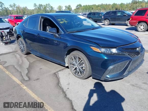 2021 Toyota Camry SE z VIN 4T1T11AK2MU599364, wystawiony jako IAAI lot #43469563 z przebiegiem 69 703 mil mil oraz . Historia ofert i sprzedaży dostępna na DreamBid. Obrazek 1.