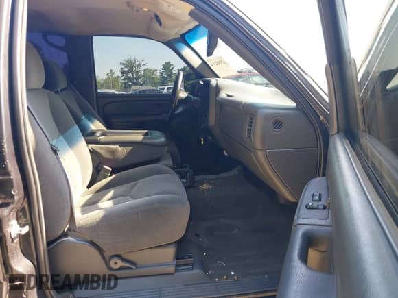 2005 Chevrolet Silverado 1500 LS z VIN 2GCEK13T051336111, wystawiony jako IAAI lot #42639214 z przebiegiem 224 915 mil mil oraz . Historia ofert i sprzedaży dostępna na DreamBid. Obrazek 5.