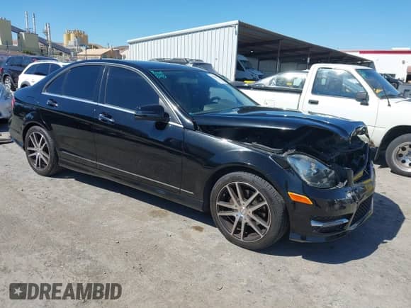 2014 Mercedes-Benz C 250 Sport с VIN WDDGF4HB3EG241520, выставлен на аукционе IAAI как лот 43016977 с пробегом 89 674 миль миль и . История ставок и продаж доступна на DreamBid. Изображение 1.