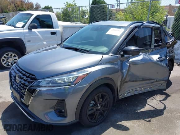 2022 Nissan Kicks SR z VIN 3N1CP5DV5NL516413, wystawiony jako IAAI lot #42354912 z przebiegiem 54 768 mil mil oraz . Historia ofert i sprzedaży dostępna na DreamBid. Obrazek 18.