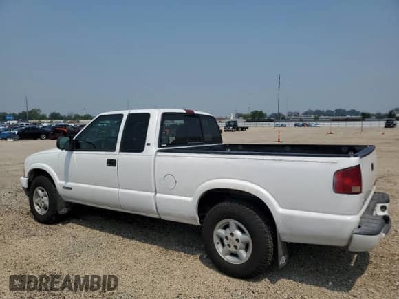 2002 Chevrolet S-10 LS with VIN 1GCDT19W028107883, listed as a Copart auction lot 67095845 with 124,219 mi miles and Salvage title. Bid and sale history available at DreamBid. Image 2.