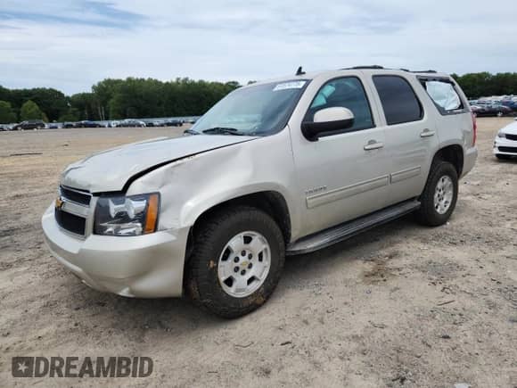 2013 Chevrolet Tahoe LS z VIN 1GNSCAE07DR151618, wystawiony jako Copart lot #61574775 z przebiegiem 81 070 mil mil oraz Szkoda całkowita • Salvage title. Historia ofert i sprzedaży dostępna na DreamBid. Obrazek 1.