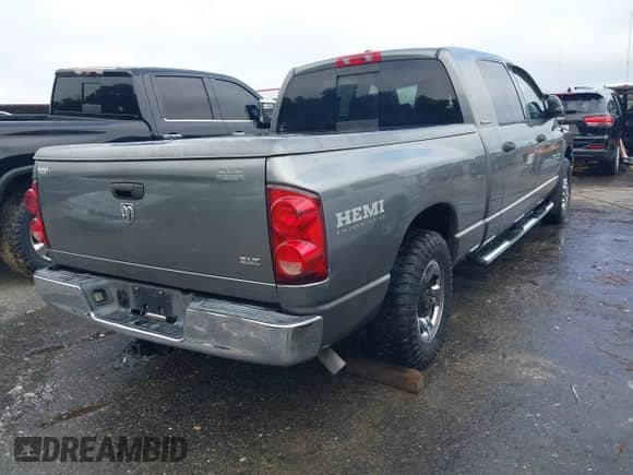 2007 Dodge 1500 SLT z VIN 3D7KR19D57G736423, wystawiony jako IAAI lot #42145607 z przebiegiem 298 274 mil mil oraz . Historia ofert i sprzedaży dostępna na DreamBid. Obrazek 4.