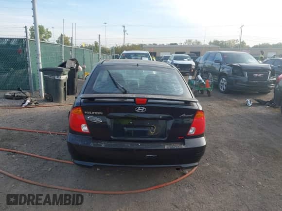 2005 Hyundai Accent GLS z VIN KMHCG35CX5U332441, wystawiony jako IAAI lot #43217479 z przebiegiem 225 254 mil mil oraz . Historia ofert i sprzedaży dostępna na DreamBid. Obrazek 16.