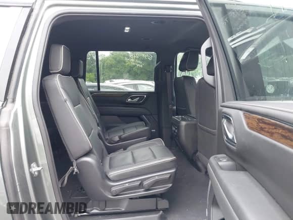 2023 Chevrolet Suburban Premier z VIN 1GNSKFKD4PR362478, wystawiony jako IAAI lot #42824056 z przebiegiem Nie podano mil oraz . Historia ofert i sprzedaży dostępna na DreamBid. Obrazek 8.