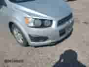 2012 Chevrolet Sonic LT z VIN 1G1JD6SB4C4166358, wystawiony jako IAAI lot #42499066 z przebiegiem 127 968 mil mil oraz . Historia ofert i sprzedaży dostępna na DreamBid. Obrazek 6.