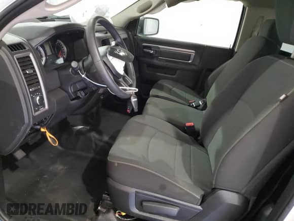 2022 Ram 1500 Tradesman z VIN 3C6JR6DG7NG395759, wystawiony jako Copart lot #66668685 z przebiegiem Nie podano mil oraz Czysty tytuł • Clean title. Historia ofert i sprzedaży dostępna na DreamBid. Obrazek 7.