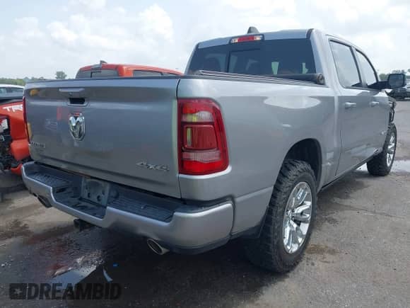 2023 Ram 1500 Laramie z VIN 1C6SRFJT8PN601462, wystawiony jako IAAI lot #42602159 z przebiegiem 52 107 mil mil oraz . Historia ofert i sprzedaży dostępna na DreamBid. Obrazek 4.