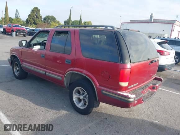 1998 Chevrolet Blazer LS with VIN 1GNCS13W2W2124918, listed as a IAAI auction lot 42643342 with 176,695 mi miles and . Bid and sale history available at DreamBid. Image 3.
