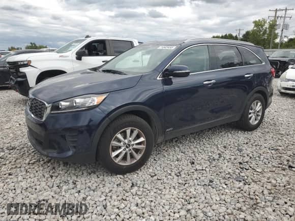 2019 Kia Sorento LX z VIN 5XYPGDA38KG595963, wystawiony jako Copart lot #71042455 z przebiegiem 108 905 mil mil oraz Czysty tytuł • Clean title. Historia ofert i sprzedaży dostępna na DreamBid. Obrazek 1.