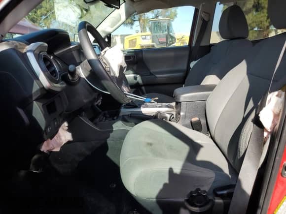 2018 Toyota Tacoma SR5 с VIN 3TMBZ5DN9JM012115, выставлен на аукционе Copart как лот 66775075 с пробегом 62 176 миль миль и Списание • Salvage title. История ставок и продаж доступна на DreamBid. Изображение 7.