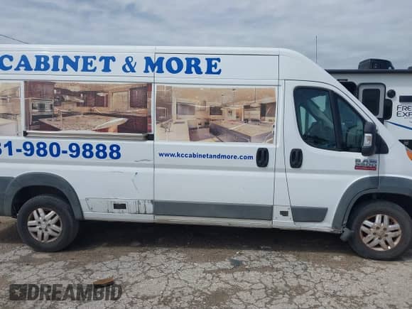 2017 Ram ProMaster Cargo z VIN 3C6URVJG3HE550903, wystawiony jako IAAI lot #41719215 z przebiegiem 184 203 mil mil oraz . Historia ofert i sprzedaży dostępna na DreamBid. Obrazek 13.