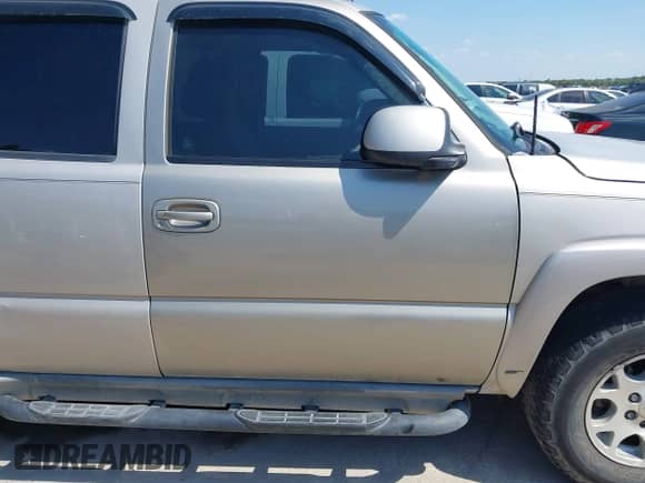 2005 Chevrolet Tahoe Z71 z VIN 1GNEK13Z85R226863, wystawiony jako IAAI lot #43359401 z przebiegiem 351 106 mil mil oraz . Historia ofert i sprzedaży dostępna na DreamBid. Obrazek 6.