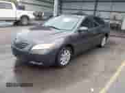 2007 Toyota Camry CE z VIN JTNBE46K273093358, wystawiony jako IAAI lot #43213288 z przebiegiem 221 969 mil mil oraz . Historia ofert i sprzedaży dostępna na DreamBid. Obrazek 2.