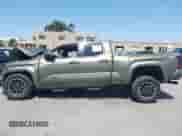 2024 Toyota Tacoma SR5 z VIN 3TMLB5JN8RM007836, wystawiony jako IAAI lot #42443151 z przebiegiem Nie podano mil oraz . Historia ofert i sprzedaży dostępna na DreamBid. Obrazek 11.