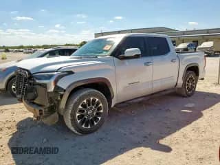 2024 Toyota Tundra Limited Hybrid z VIN 5TFJC5DB0RX043634, wystawiony jako Copart lot #86262535 z przebiegiem 46 462 mil mil oraz Szkoda całkowita • Salvage title. Historia ofert i sprzedaży dostępna na DreamBid. Obrazek 1.