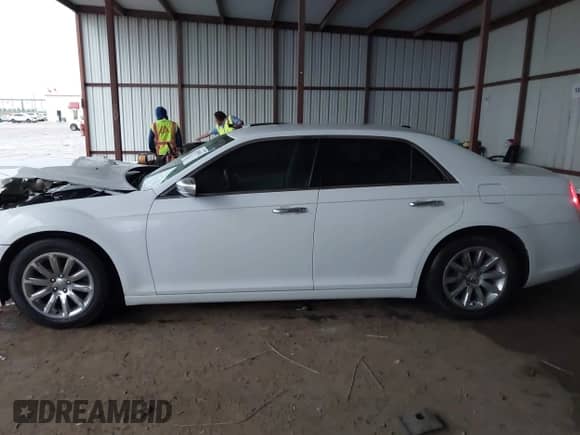 2013 Chrysler 300 C with VIN 2C3CCAET5DH674051, listed as a IAAI auction lot 42185032 with 71,983 mi miles and . Bid and sale history available at DreamBid. Image 13.