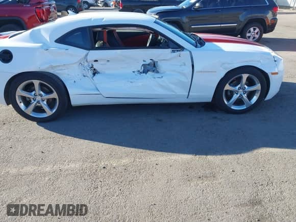 2013 Chevrolet Camaro LT z VIN 2G1FC1E37D9231136, wystawiony jako IAAI lot #43474883 z przebiegiem 86 730 mil mil oraz . Historia ofert i sprzedaży dostępna na DreamBid. Obrazek 6.