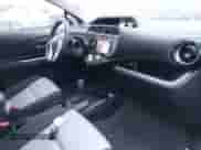 2015 Toyota Prius One z VIN JTDKDTB33F1103695, wystawiony jako IAAI lot #43043113 z przebiegiem 146 555 mil mil oraz . Historia ofert i sprzedaży dostępna na DreamBid. Obrazek 5.