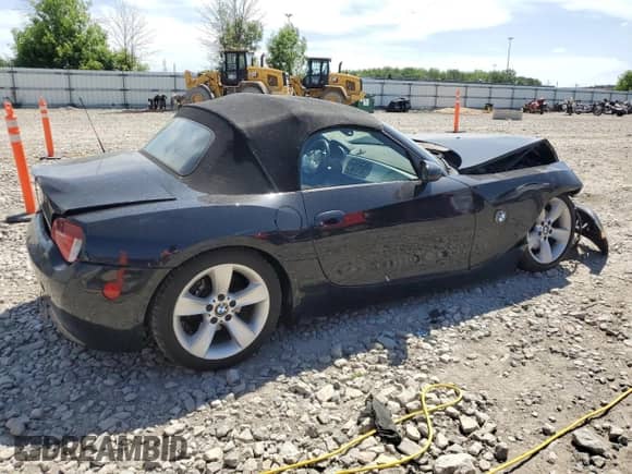 2006 BMW Z4 3.0i с VIN 4USBU33526LW59527, выставлен на аукционе Copart как лот 61215295 с пробегом 104 071 миль миль и На запчасти • Non repairable. История ставок и продаж доступна на DreamBid. Изображение 3.