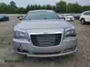 2013 Chrysler 300 S z VIN 2C3CCAGT1DH646518, wystawiony jako Copart lot #81284745 z przebiegiem 197 363 mil mil oraz Czysty tytuł • Clean title. Historia ofert i sprzedaży dostępna na DreamBid. Obrazek 5.