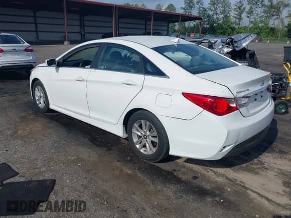 2014 Hyundai Sonata GLS z VIN 5NPEB4AC7EH826757, wystawiony jako IAAI lot #42351452 z przebiegiem 47 300 mil mil oraz . Historia ofert i sprzedaży dostępna na DreamBid. Obrazek 3.